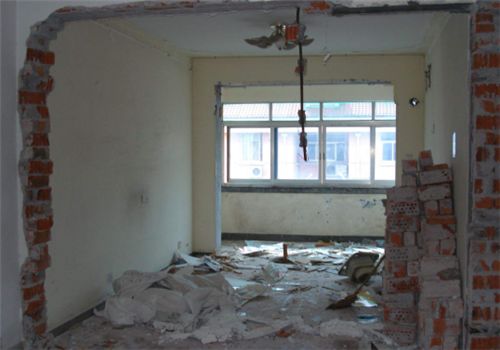 學校建個操場多少錢（學校建一個操場需要多少資金，對生成的疑問句的疑問句的回答）