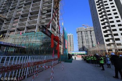 樓房的鋼結構層（樓房的鋼結構層（槽鋼層）在現代高層建筑中扮演著至關重要的角色） 鋼結構玻璃棧道施工 第2張