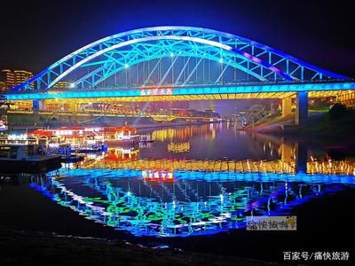 桁架過河（桁架過河是一種常見的橋梁結構形式，它是一種常見的橋梁結構形式） 鋼結構玻璃棧道設計 第3張