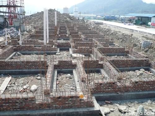 磚混建筑承重墻下一般采用什么基礎材料（農村自建房地基選擇指南，條形基礎施工要點解析） 建筑方案施工 第3張