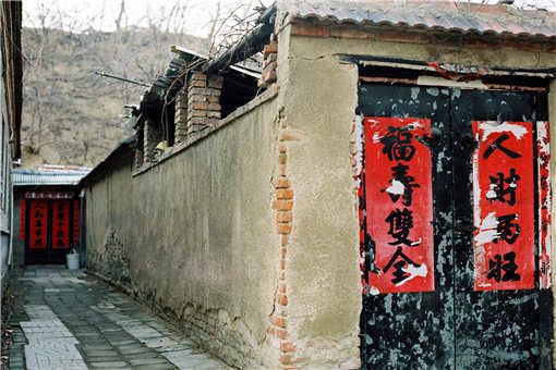 學(xué)校不合理校規(guī)違法嗎怎么投訴（學(xué)校制定不合理校規(guī)是否違反了教育法規(guī)？）