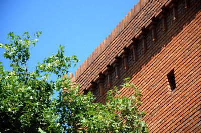 北京紅磚建筑（北京的紅磚建筑不僅是歷史的見證，也是現(xiàn)代藝術(shù)的展示平臺(tái)） 結(jié)構(gòu)工業(yè)鋼結(jié)構(gòu)施工 第2張