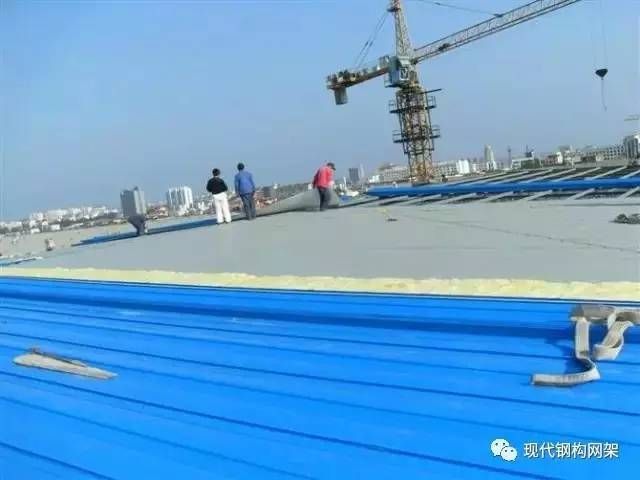 屋面板安裝方案怎么寫(屋面板安裝安全措施詳解) 鋼結構鋼結構螺旋樓梯施工 第4張 屋面板安裝方案怎么寫(屋面板安裝安全措施詳解) 鋼結構鋼結構螺旋樓梯施工 第4張