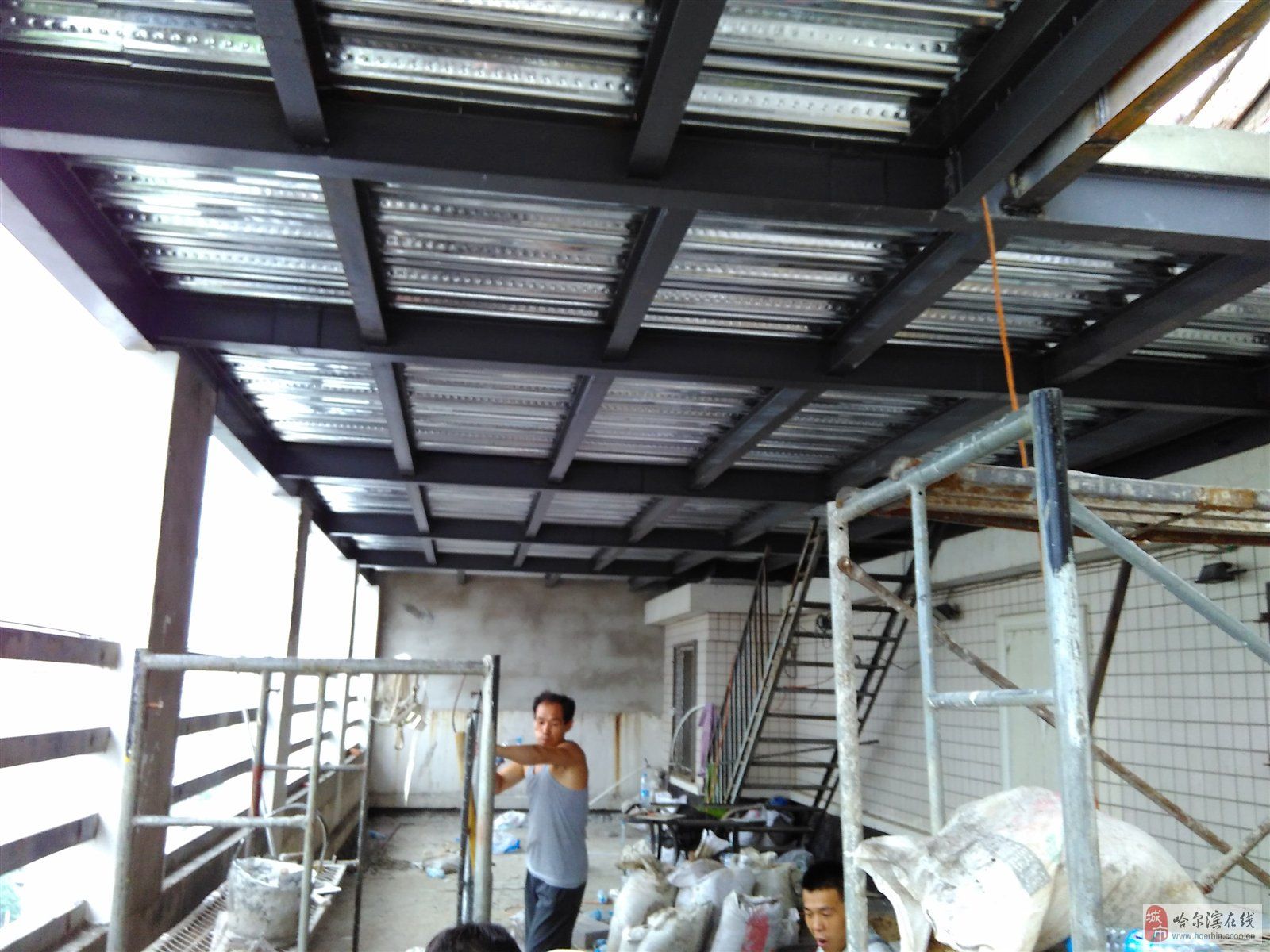 彩鋼房鋼架結構搭建圖片(彩鋼房搭建流程包括以下幾個步驟:彩鋼房鋼結構搭建方法參考) 鋼結構鋼結構停車場設計 第3張 彩鋼房鋼架結構搭建圖片(彩鋼房搭建流程包括以下幾個步驟:彩鋼房鋼結構搭建方法參考) 鋼結構鋼結構停車場設計 第3張