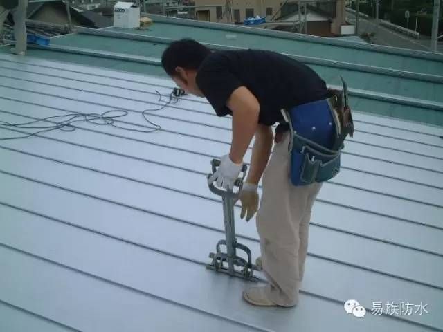 彩鋼板屋面施工方案（彩鋼板屋面施工安全注意事項彩鋼板屋面施工安全注意事項） 鋼結構鋼結構螺旋樓梯設計 第2張