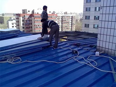 彩鋼板屋頂施工工藝視頻（彩鋼板屋頂施工基本步驟） 鋼結(jié)構(gòu)蹦極設(shè)計(jì) 第2張