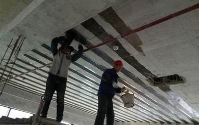 粘鋼板加固在地震區的應用，粘鋼板加固技術在地震區的抗震應用實踐與成效分析
